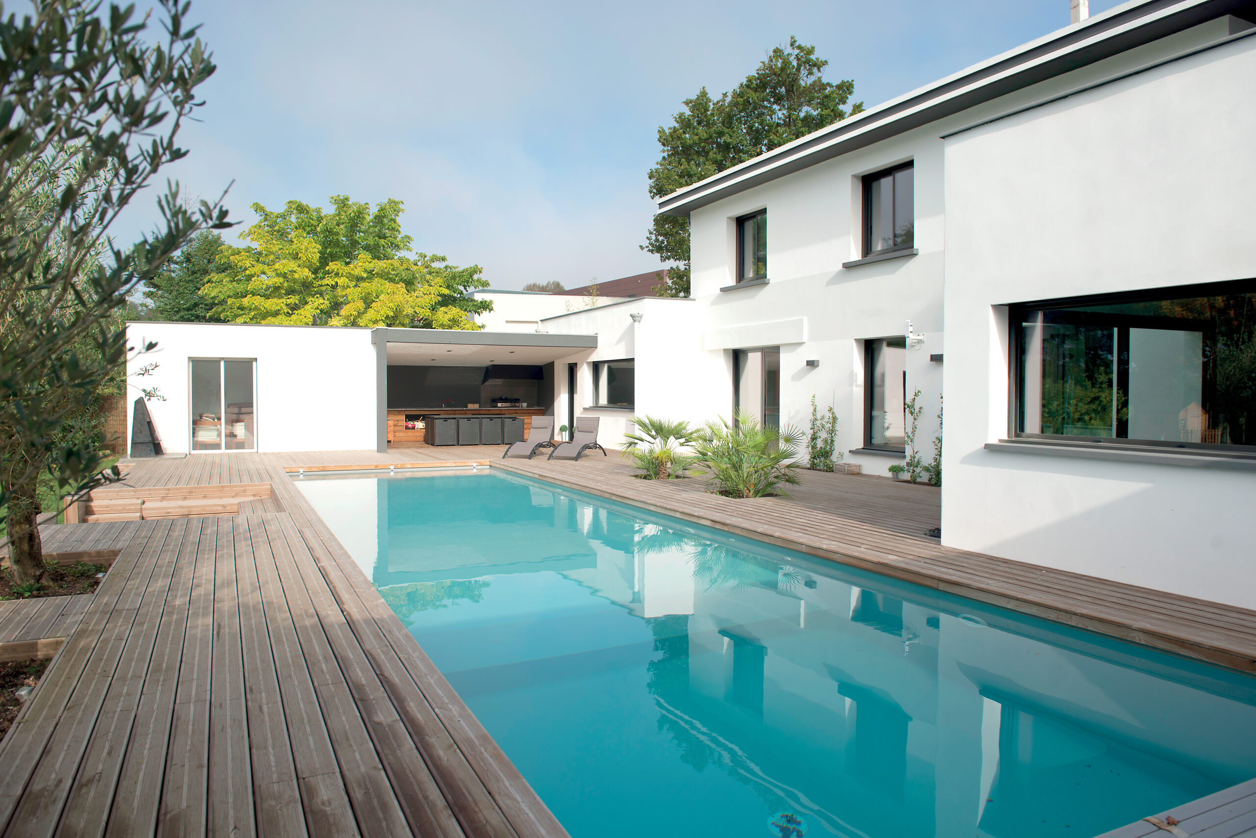 Aménagement extérieur maison : terrasse bois et piscine