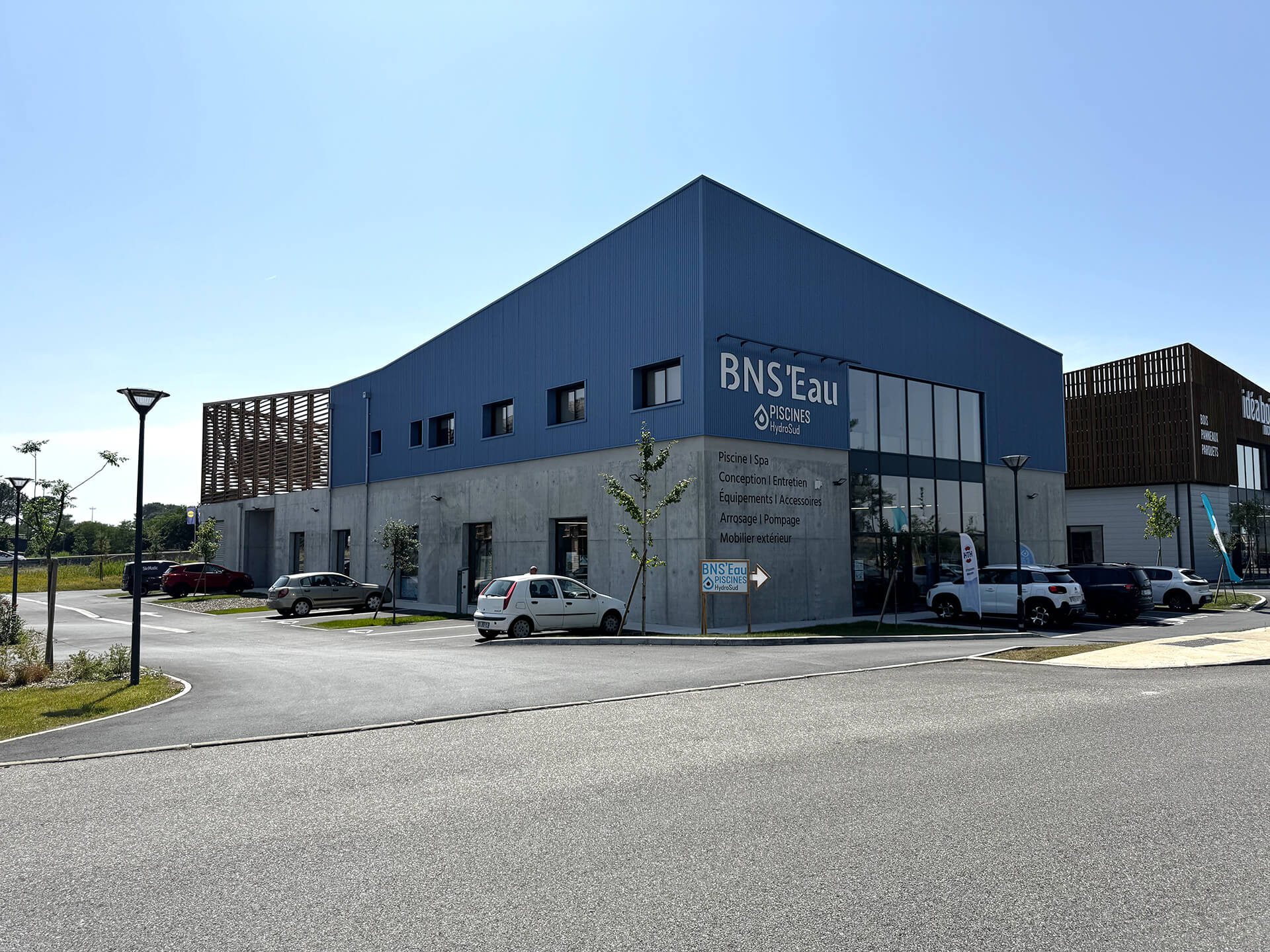 Showroom BNS'Eau vu de l'extérieur