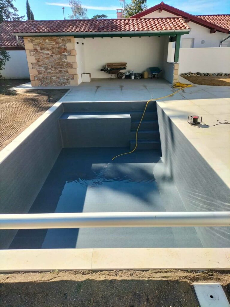 Construction bassin liner gris clair