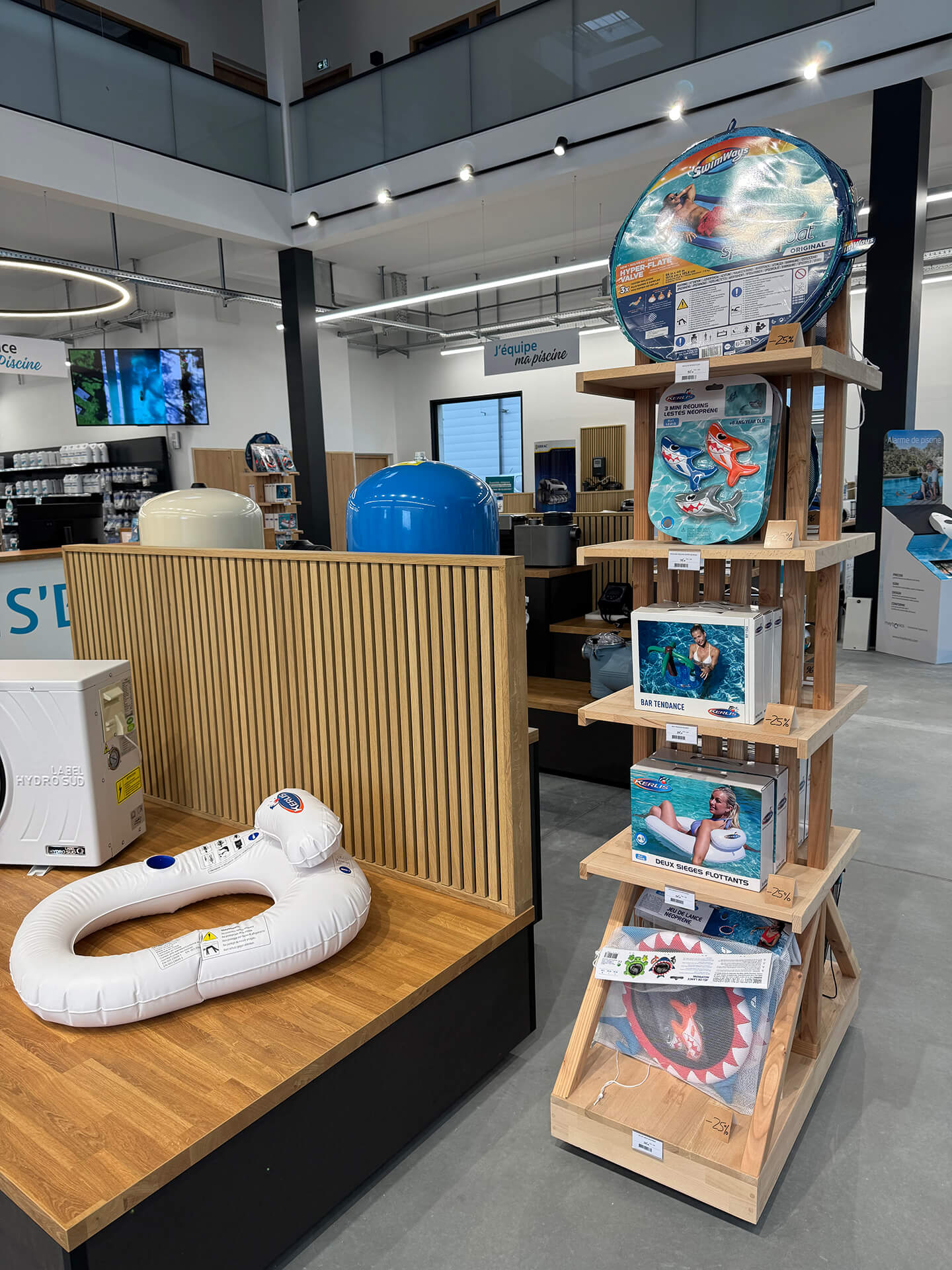 Construction sur-mesure mobilier bois et agencement magasin piscine Benesse-Maremne