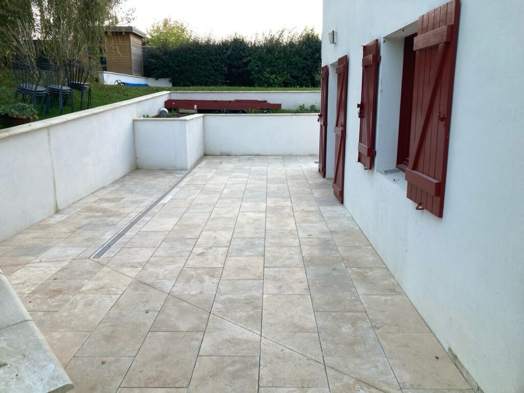 Construction terrasse en travertin