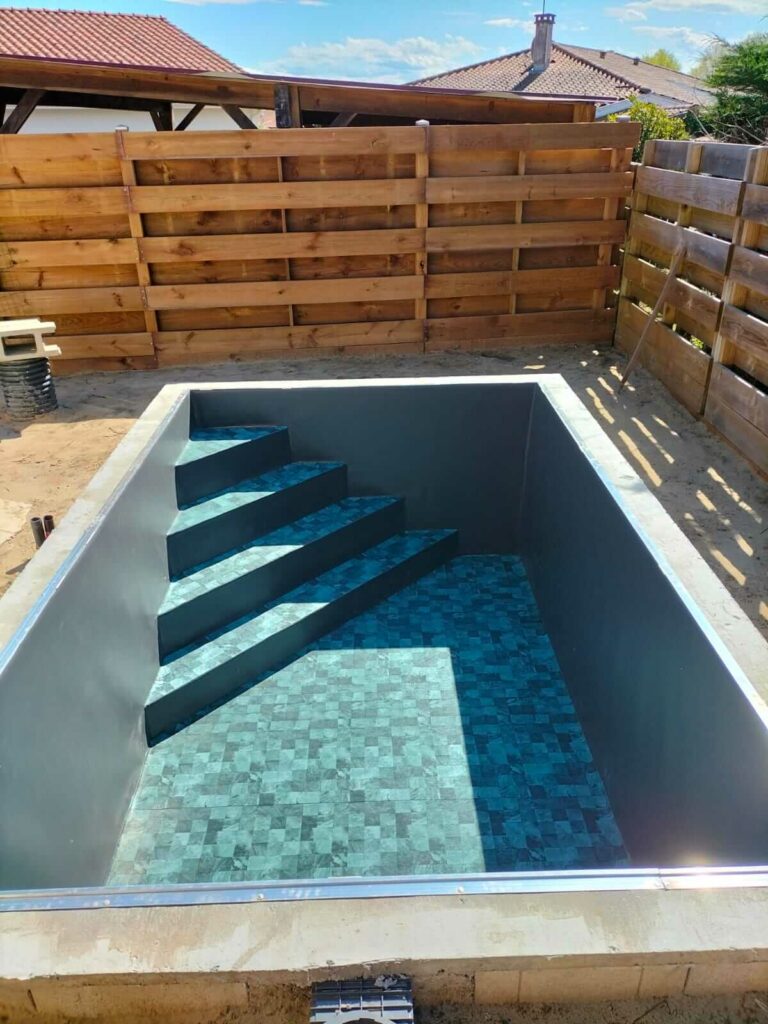Piscine Mallet escalier angle liner gris