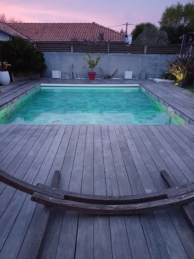 Piscine carrée avec volet immerge