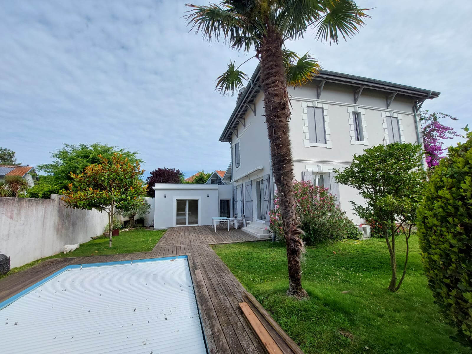 Piscine extérieure courverte