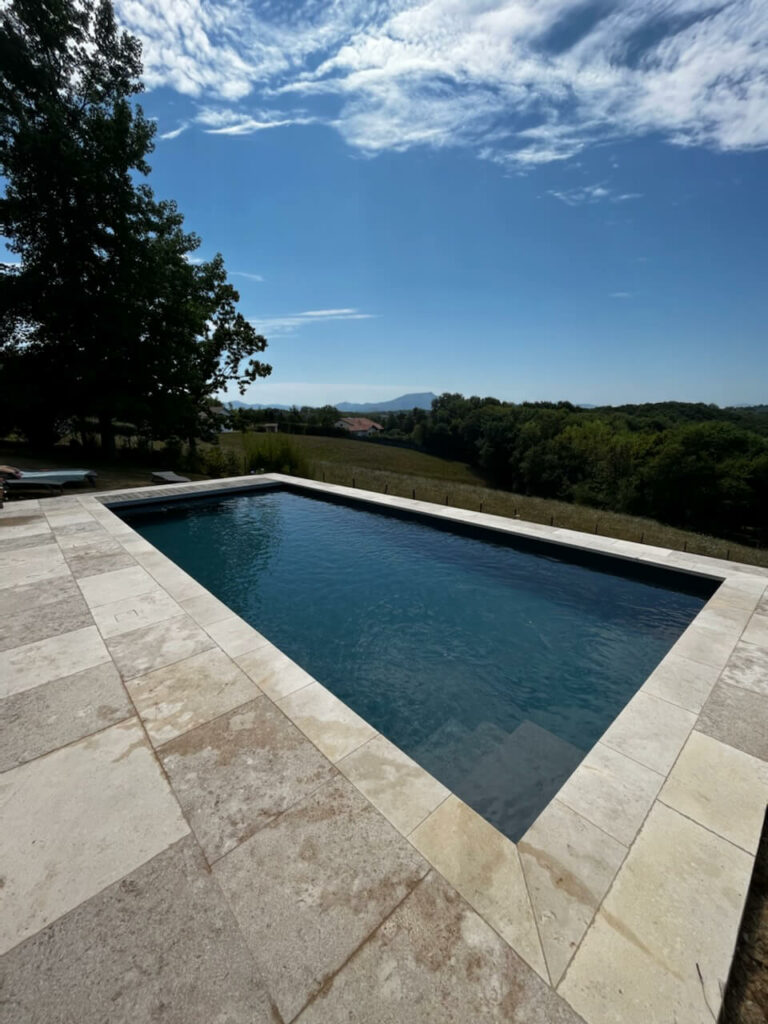 Picine extérieure, vue sur le Rhune