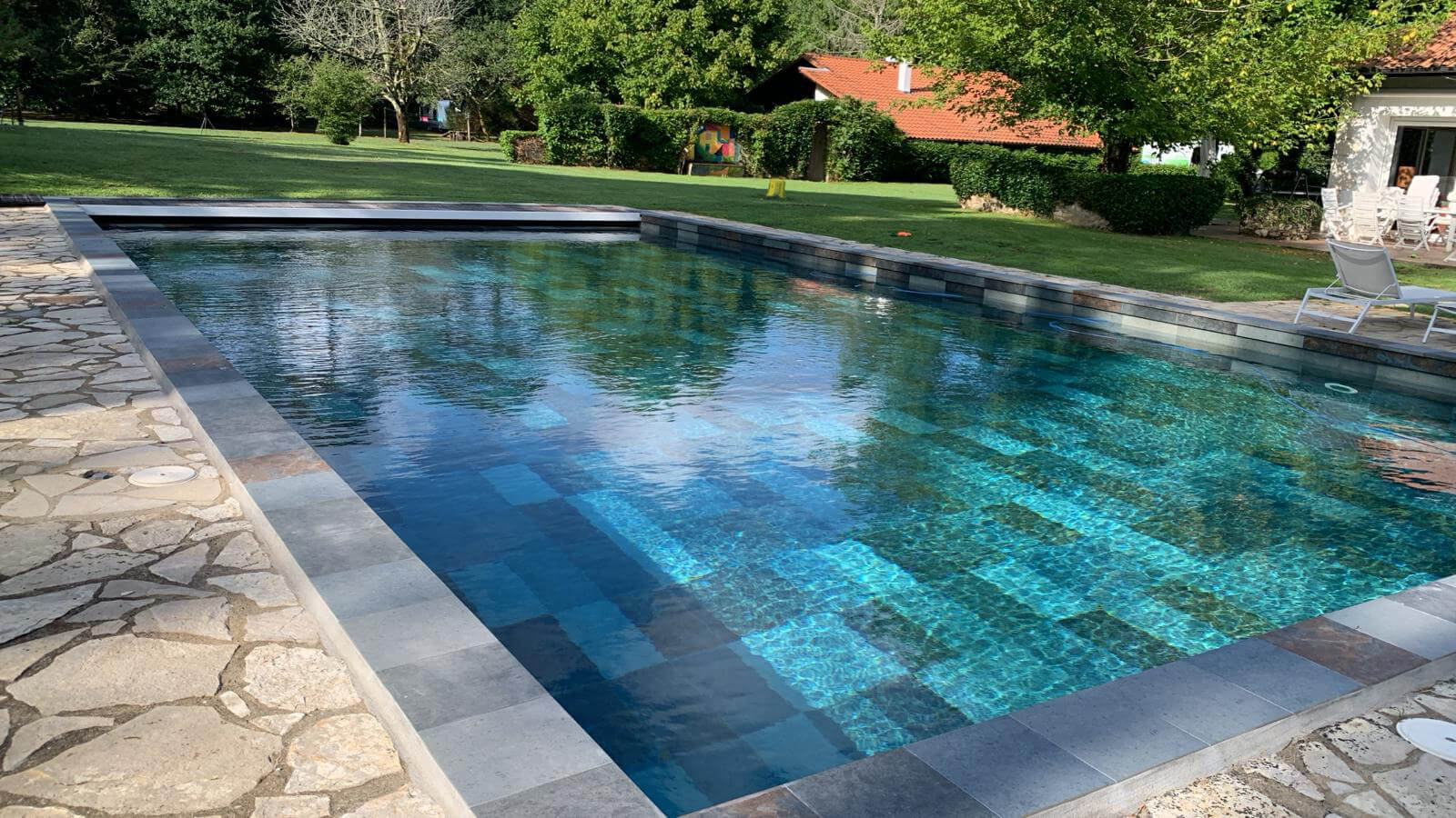 Piscine extérieure fond quadrillé