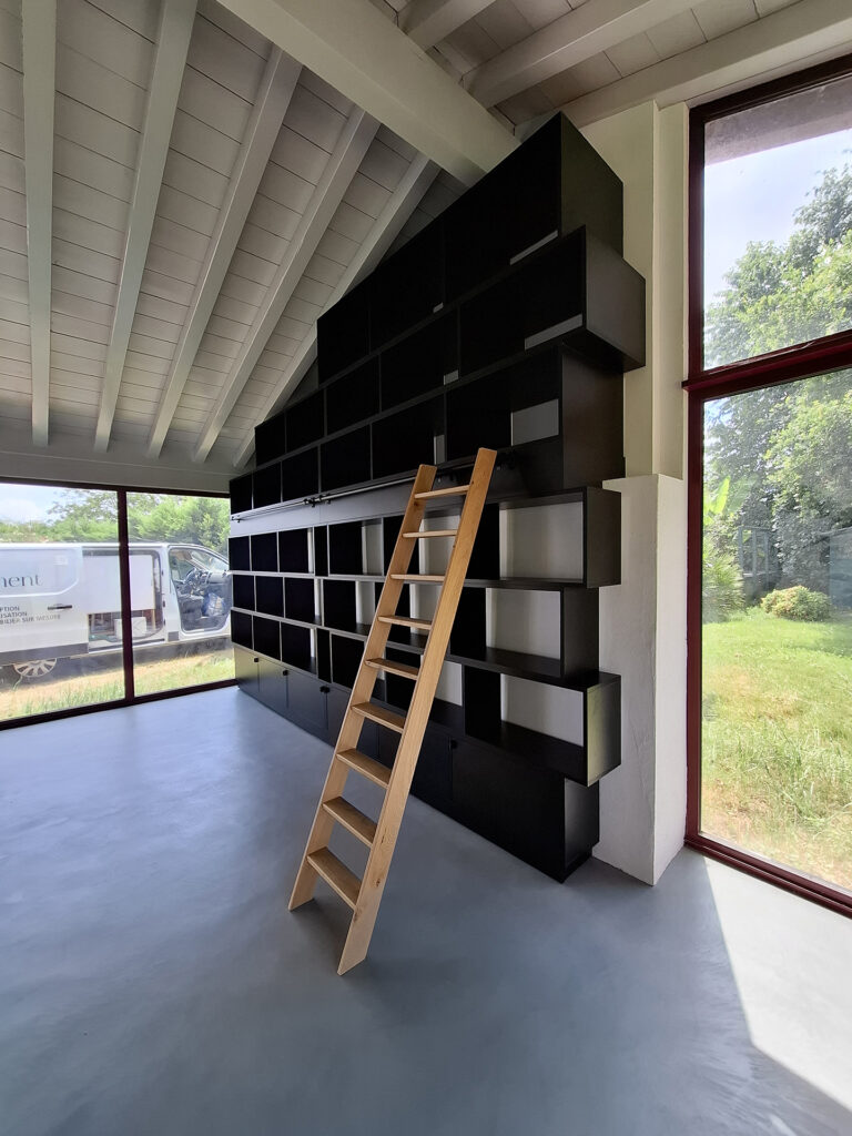 Etagère à BD avec échelle