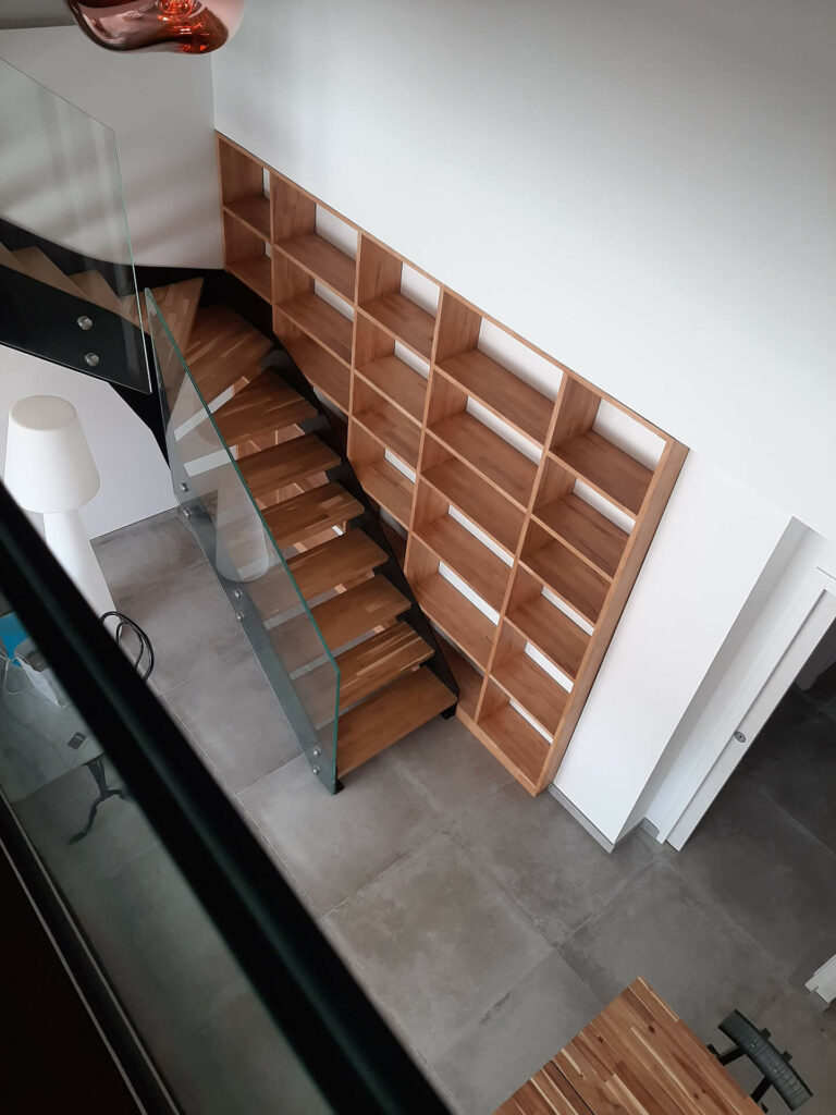 Etagère en bois sur-mesure, encastrée dans mur