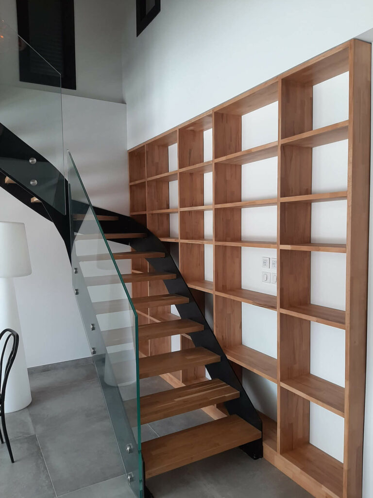 Etagère en bois sur-mesure et escalier