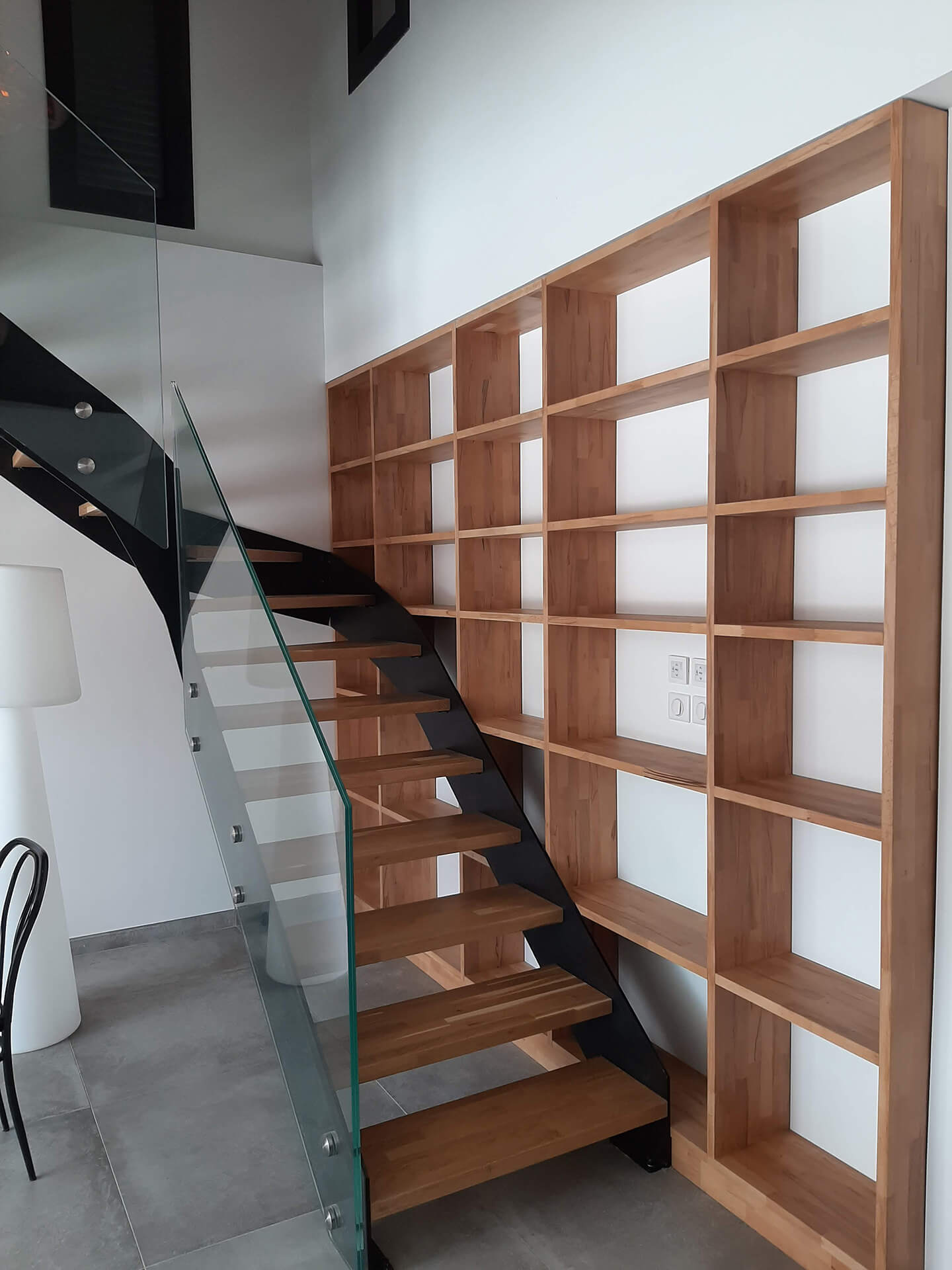 Etagère en bois sur-mesure et escalier