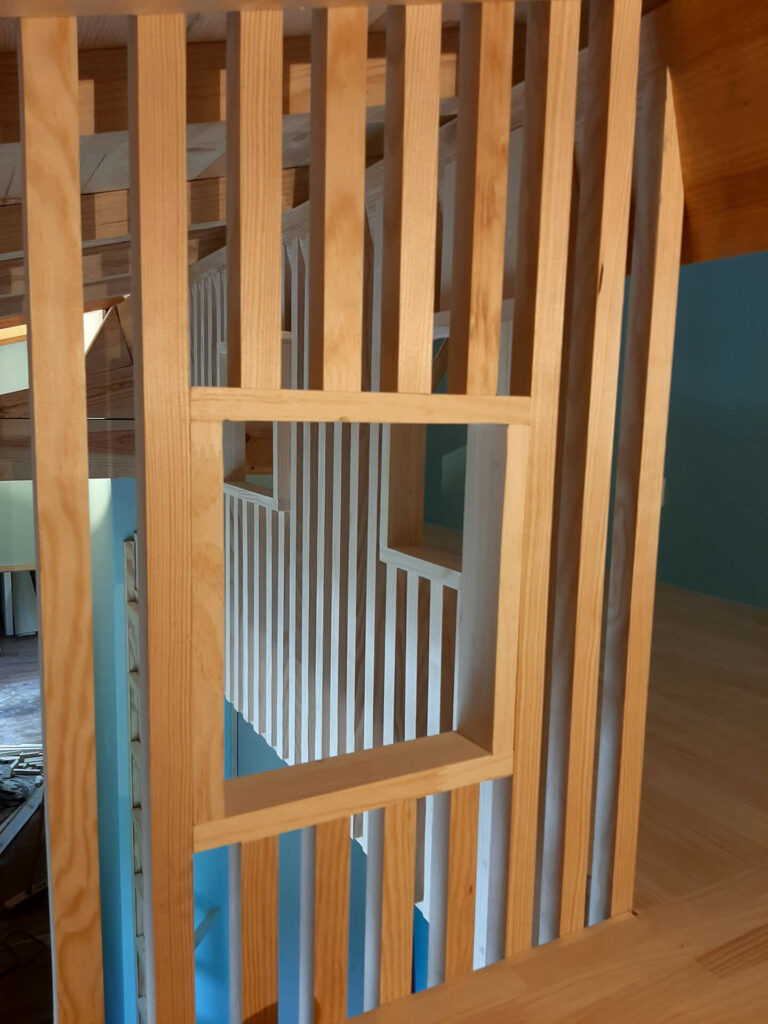 fenêtre bois, lit-cabane enfant