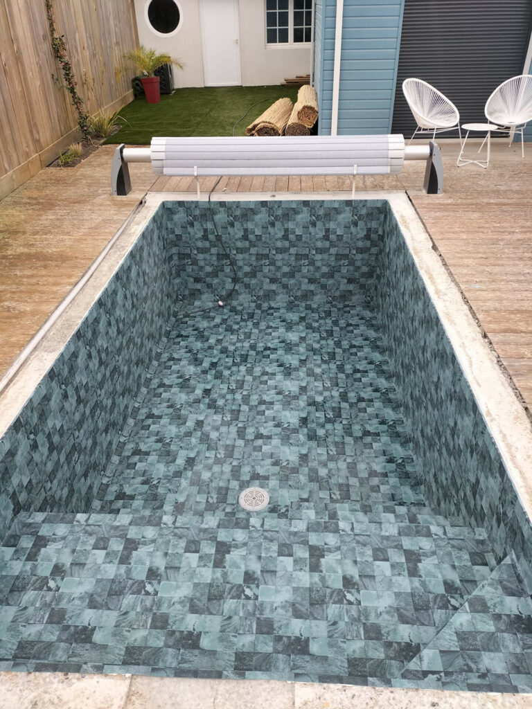 piscine creusée fond marbre