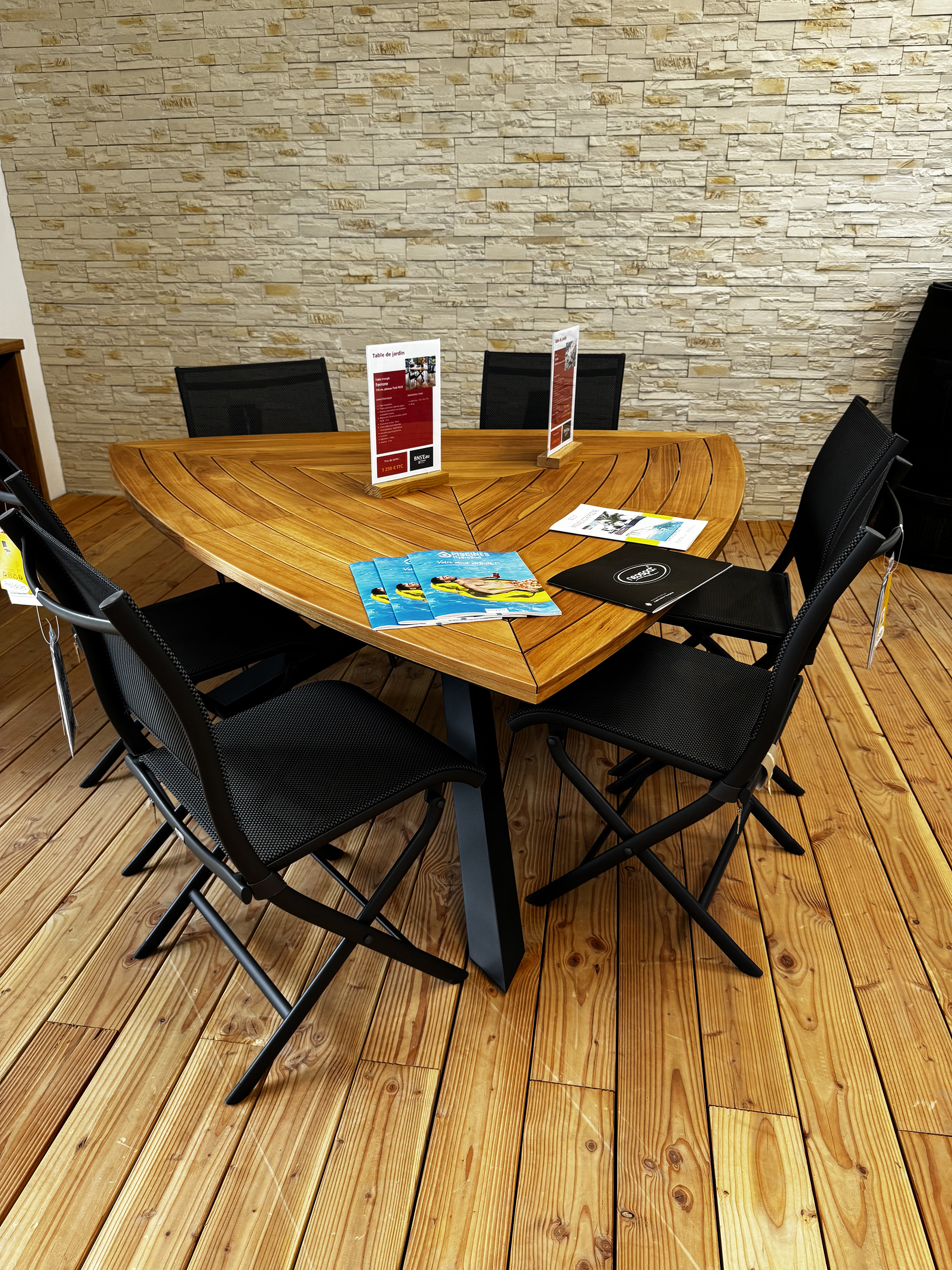 Showroom BNS'eau - table espace extérieur