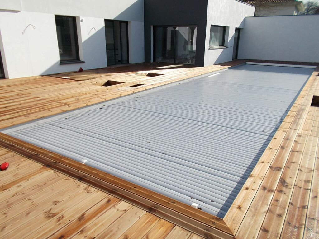 Terrasse bois et volet roulant piscine extérieure